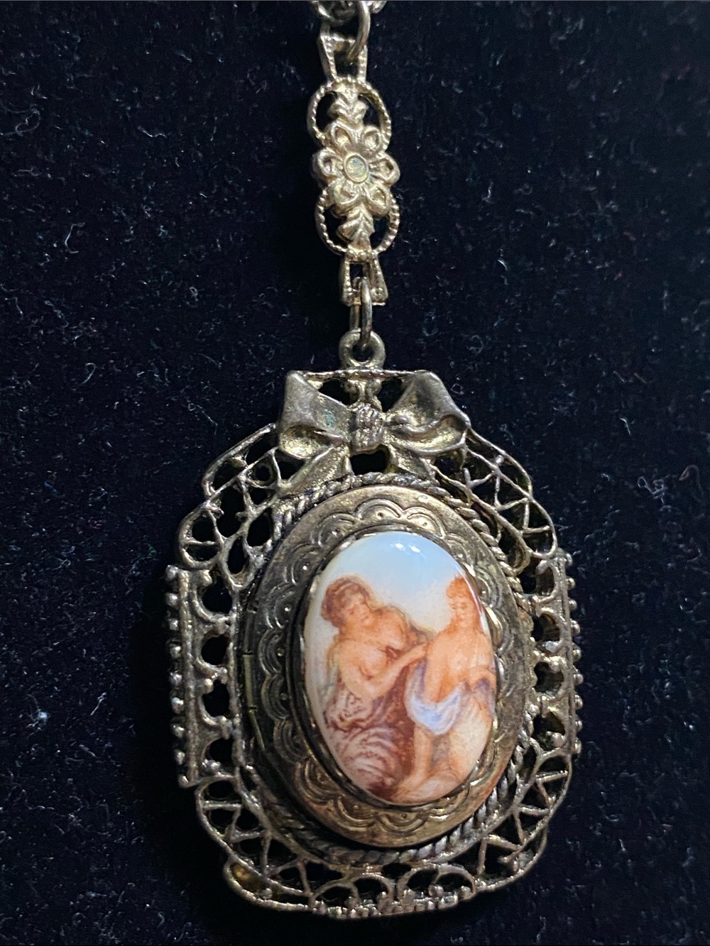 Vintage Gold Cameo Pendant Necklace - Picture 2 of 4